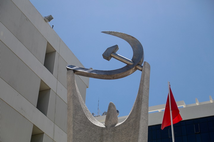 Με στίχους του Μπρεχτ απαντάει στην παραλαβή των Ραφάλ το ΚΚΕ