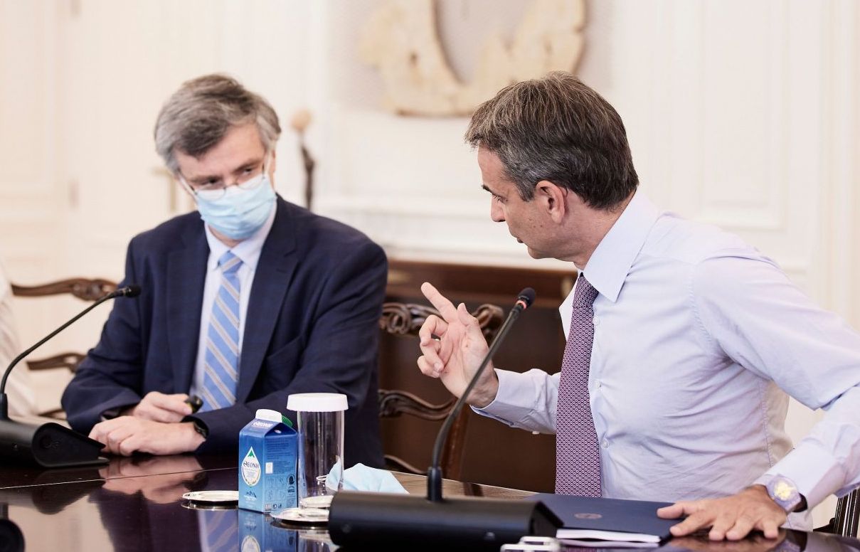 Μαξίμου: Σύσκεψη με Τσιόδρα και Πλεύρη – Τι συζητήθηκε