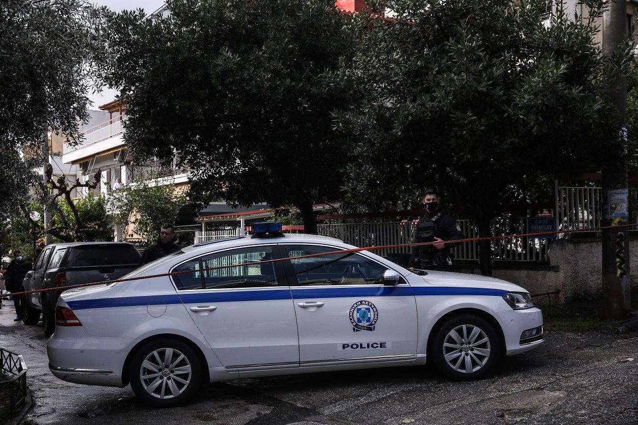 Θρίλερ στην Πεντέλη: Νεαρός με τσεκούρι στην ταράτσα σπιτιού – Κινητοποίηση της αστυνομίας