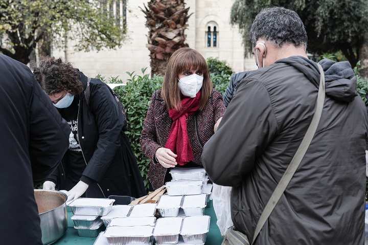 Στην κοινωνική κουζίνα «Άλλος άνθρωπος» η Κατερίνα Σακελλαροπούλου – Μοίρασε φαγητό