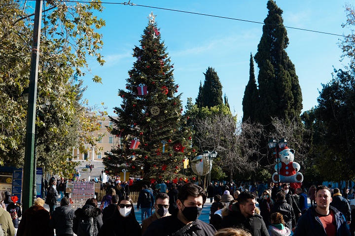 Όμικρον: Ανησυχία για νέο ρεκόρ κρουσμάτων – «Κλειδώνουν» τα νέα μέτρα