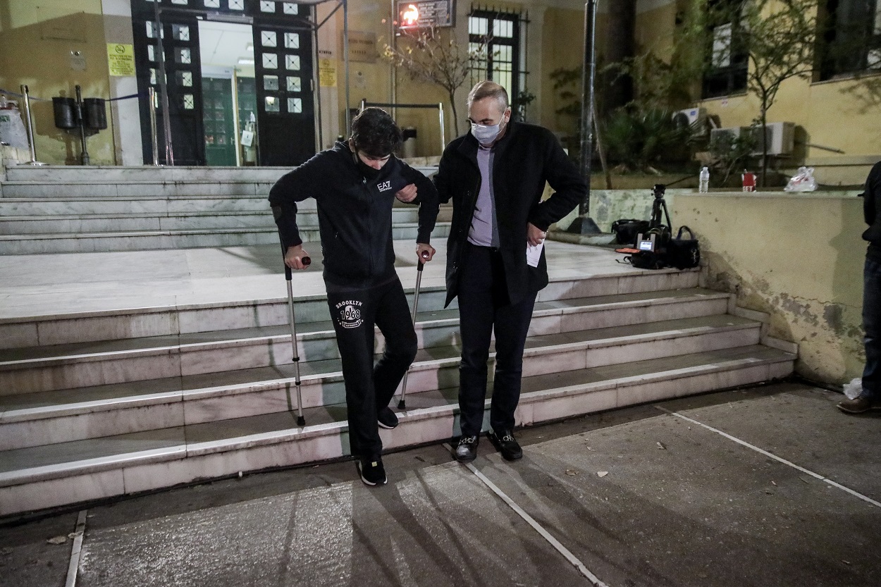 Μένιος Φουρθιώτης: Με πατερίτσες στα δικαστήρια μετά τη νέα σύλληψή του
