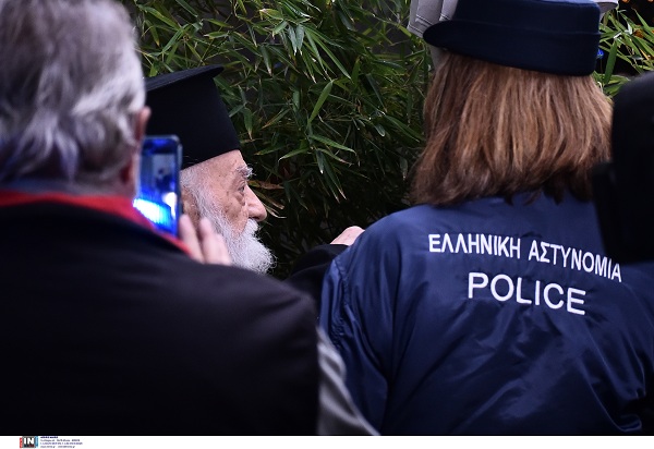 Πάπας Φραγκίσκος: Ιερέας του φώναξε μπροστά από την Αρχιεπισκοπή Αθηνών «Πάπα είσαι αιρετικός»