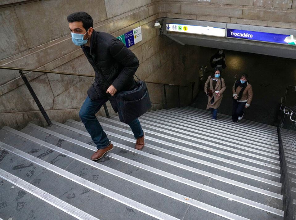 Γαλλία: «Επιστροφή» της μάσκας λόγω Όμικρον
