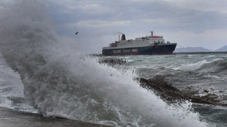 Απαγορευτικό απόπλου: Δεμένα στα λιμάνια σε Πειραιά, Ραφήνα και Λαύριο