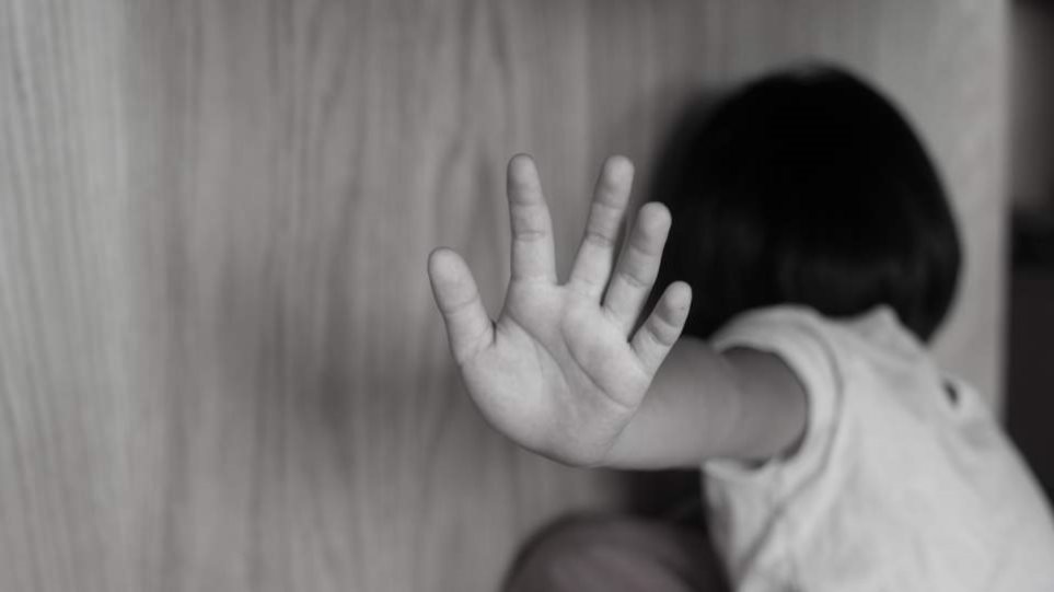 Φρίκη στην Πετρούπολη: Νηπιαγωγός συνελήφθη για σεξουαλική κακοποίηση 4χρονου