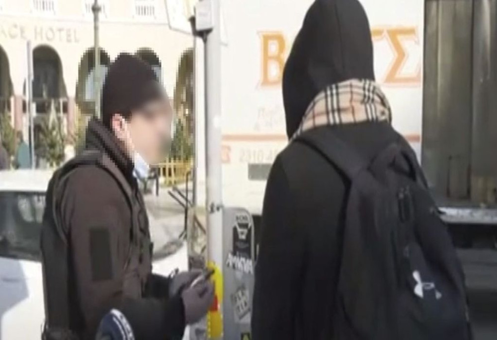 Θεσσαλονίκη: Αστυνομικός χωρίς μάσκα «ρίχνει» πρόστιμο 300 ευρώ σε νεαρό επειδή δεν φοράει