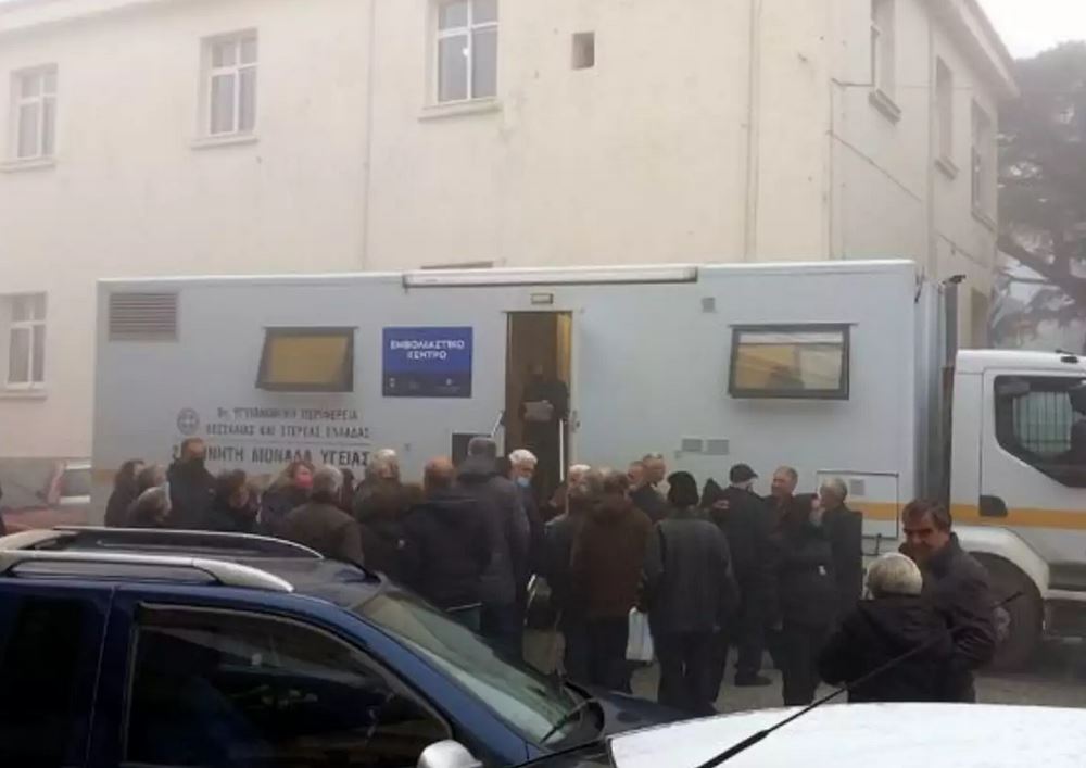Ελασσόνα: Μάταια περίμεναν στο κρύο να εμβολιαστούν – Ξέμεινε από εμβόλια η κινητή μονάδα