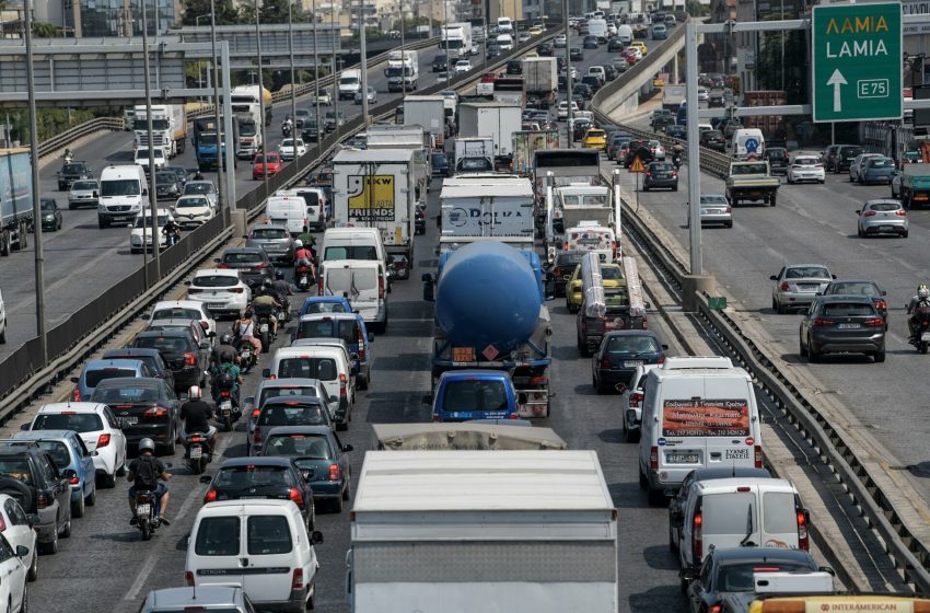 Μεταμόρφωση: Στις φλόγες αυτοκίνητο – Κυκλοφοριακά προβλήματα στην εθνική οδό