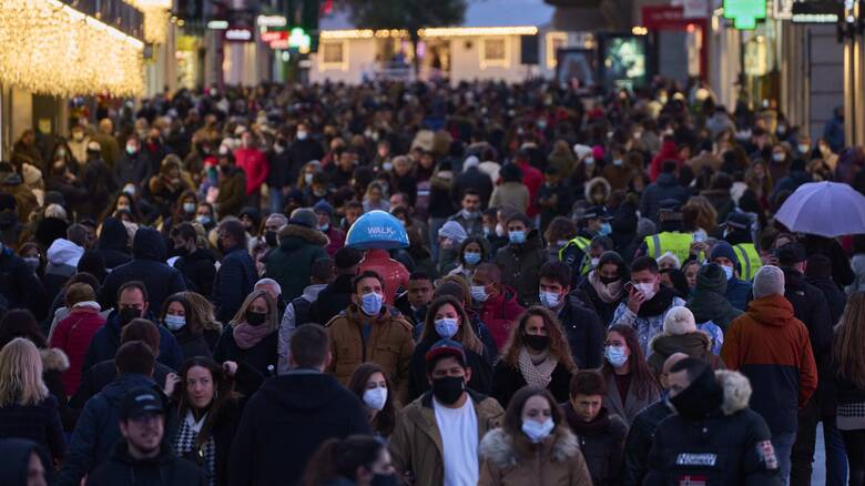 Όμικρον: Είναι ηπιότερη αλλά μπορεί να σκοτώσει