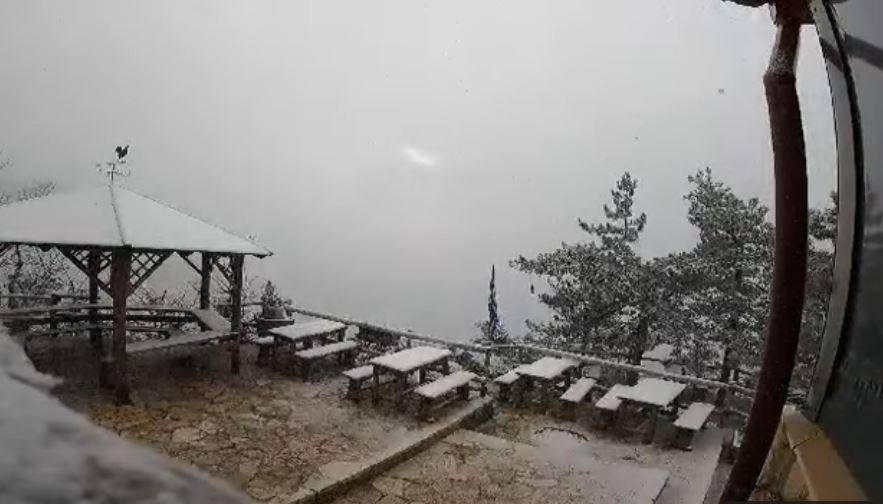 Σκηνικό βαρυχειμωνιάς σε όλη τη χώρα – Χιόνια στην Πάρνηθα