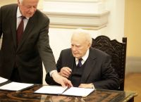 Κάρολος Παπούλιας: Ένας εμβληματικός πολιτικός – Η ζωή και το έργο