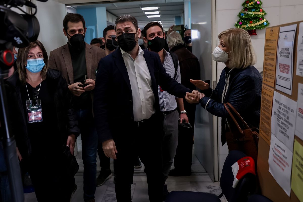 Εκλογές ΚΙΝΑΛ: Έγινε δεκτός με χειροκροτήματα στο γραφείο του ο Νίκος Ανδρουλάκης