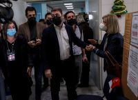 Εκλογές ΚΙΝΑΛ: Έγινε δεκτός με χειροκροτήματα στο γραφείο του ο Νίκος Ανδρουλάκης