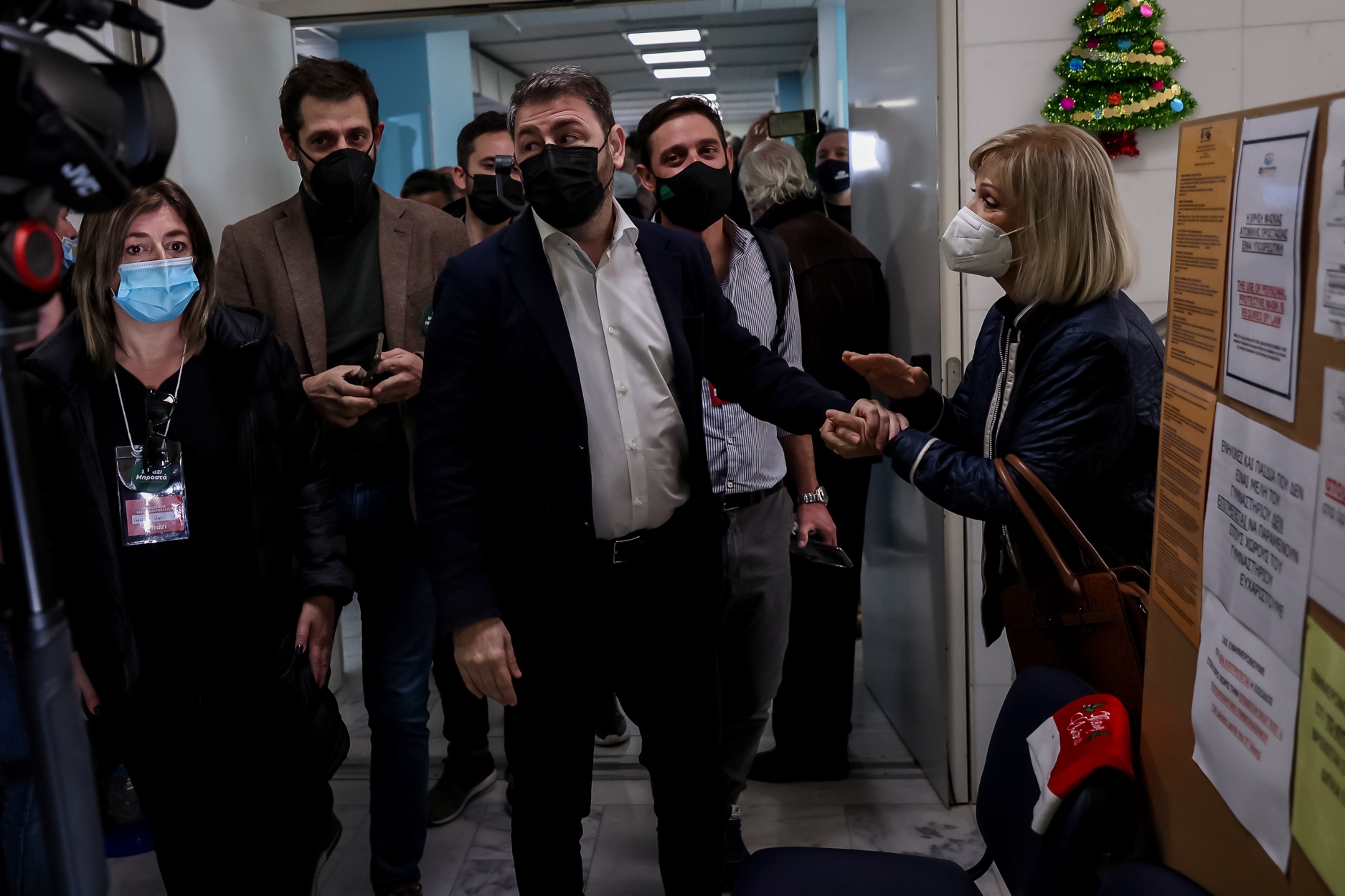 Εκλογές ΚΙΝΑΛ: Έγινε δεκτός με χειροκροτήματα στο γραφείο του ο Νίκος Ανδρουλάκης