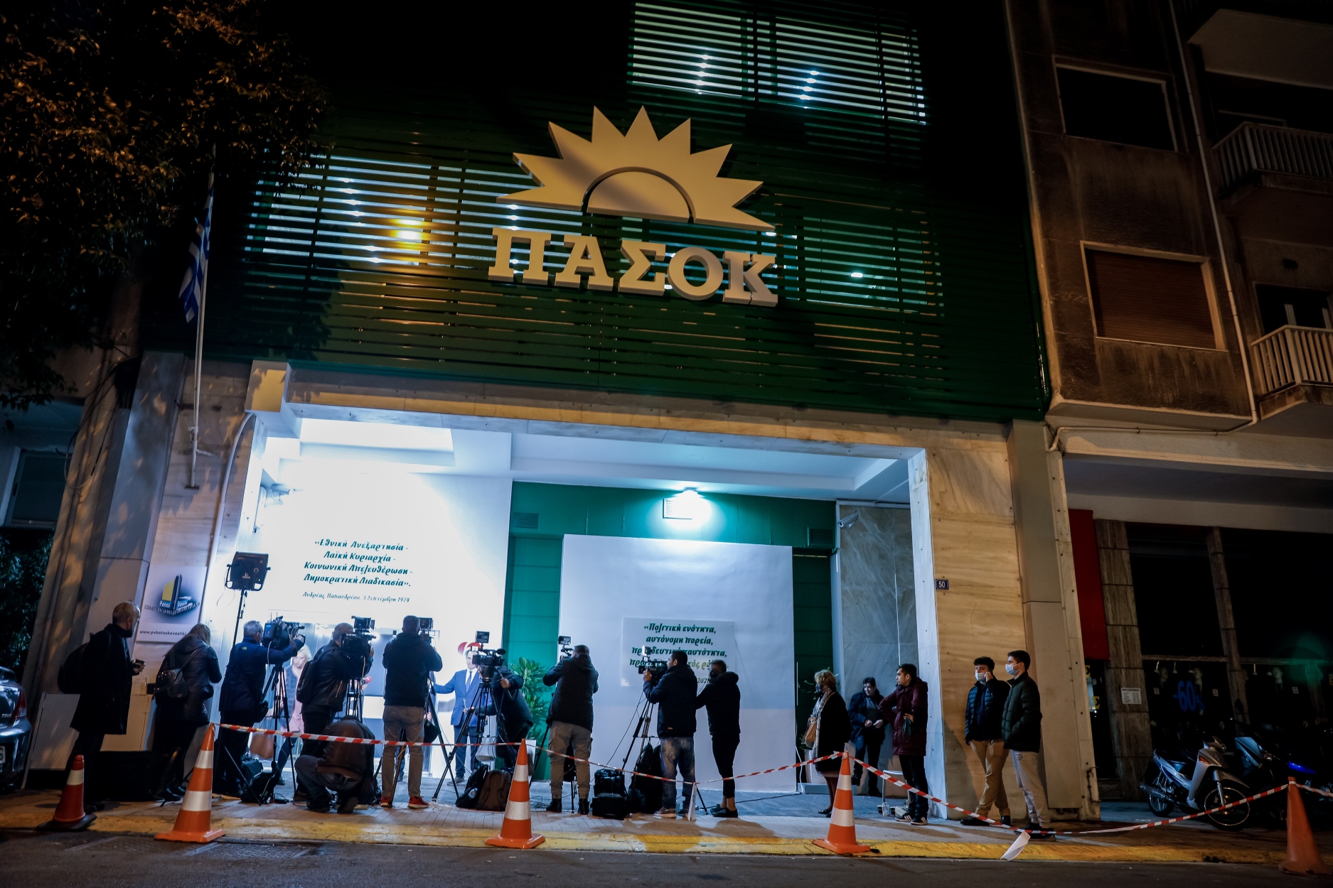 Εκλογές ΚΙΝΑΛ: Οι αντιδράσεις των επιτελείων στα πρώτα αποτελέσματα