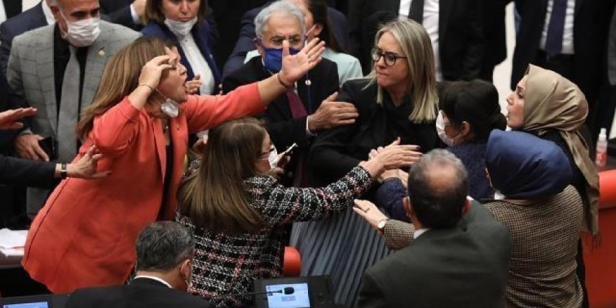 Τουρκία: Γυναίκες βουλευτές πιάστηκαν στα χέρια