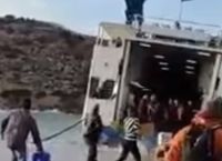 Σχοινούσα πλοίο: Εφιαλτική η αποβίβαση των επιβατών