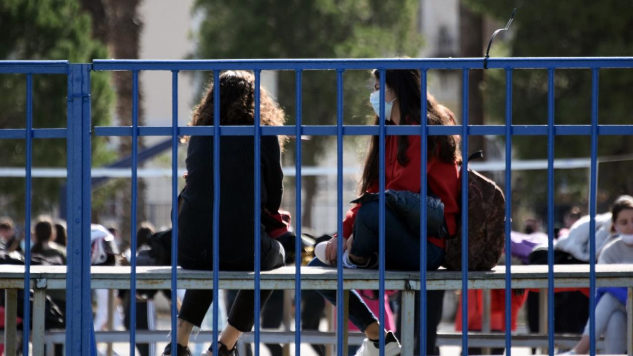 Σχολικές εκδρομές: Αναστολή και με τη “βούλα” – Τι αναφέρει η υπουργική απόφαση