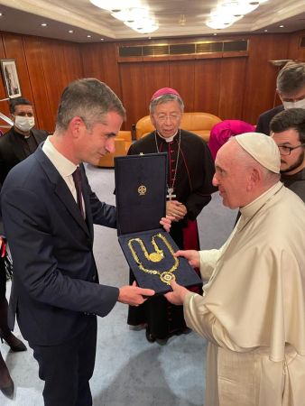 Πάπας Φραγκίσκος: Τιμήθηκε από τον Μπακογιάννη 