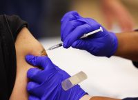 Pfizer: H αναμνηστική δόση προστατεύει από την μετάλλαξη Όμικρον