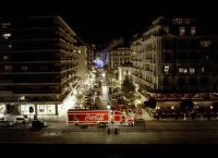 Το φορτηγό της Coca-Cola φθάνει και στην Αθήνα, για να σκορπίσει την αληθινή μαγεία των Χριστουγέννων!