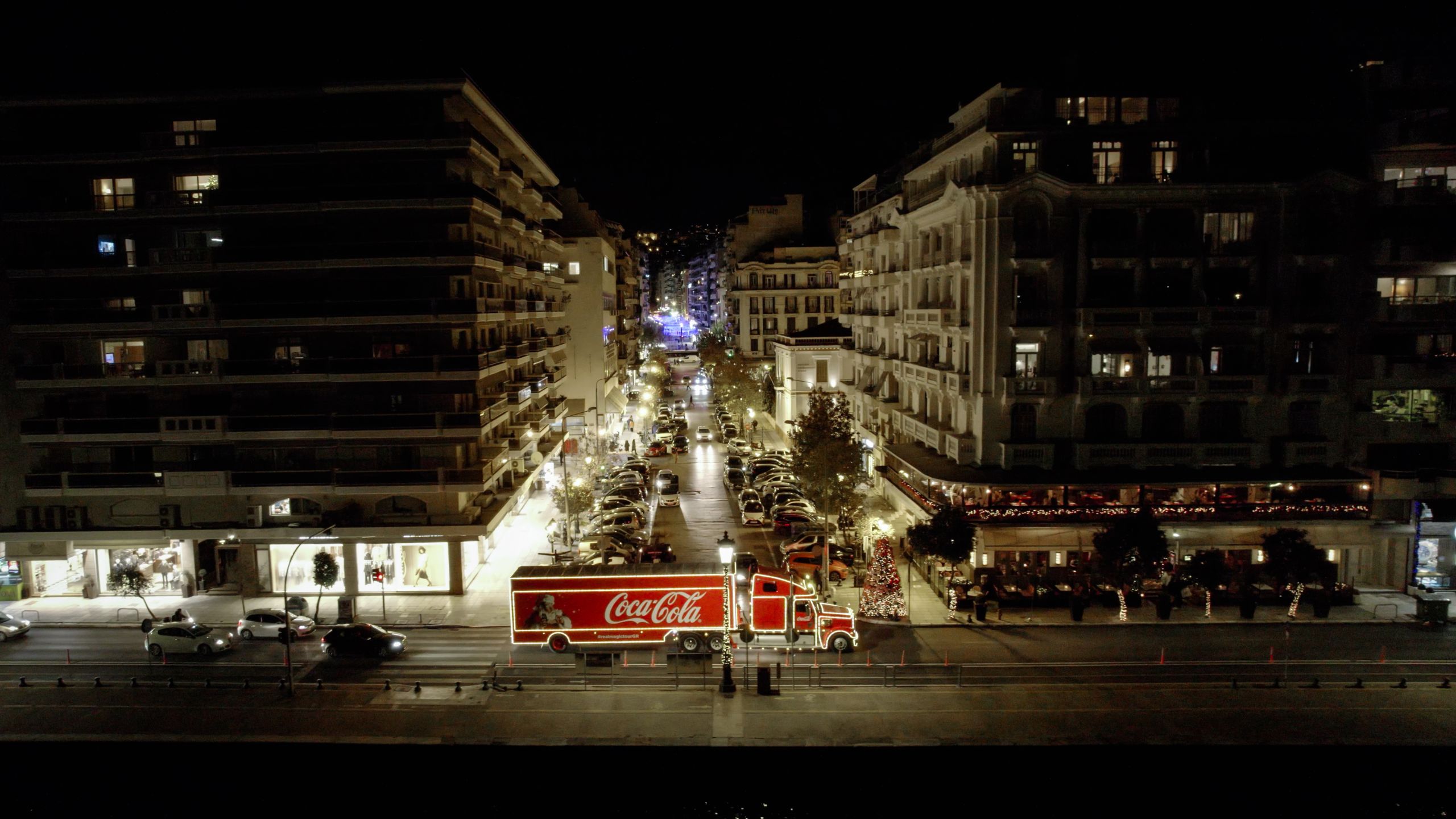 Το φορτηγό της Coca-Cola φθάνει και στην Αθήνα, για να σκορπίσει την αληθινή μαγεία των Χριστουγέννων!