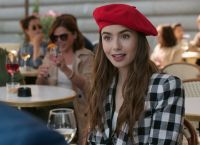 Emily in Paris: Γιατί στη σειρά του Νetflix δεν υπάρχει covid, ούτε μάσκες;