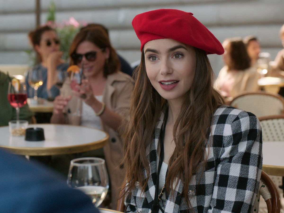 Emily in Paris: Γιατί στη σειρά του Νetflix δεν υπάρχει covid, ούτε μάσκες;