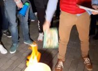 Εκδοτικά σωματεία: Οργή μετά την φωτιά που έβαλαν στα βιβλία του Τριβιζά Εκδοτικά σωματεία: Οργή μετά την φωτιά που έβαλαν στα βιβλία του Τριβιζά