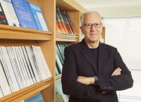 Δημήτρης Λινός: Χειροτονήθηκε διάκονος ο καθηγητής χειρουργικής