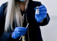 Moderna: Ετοιμάζει «τριπλό» εμβόλιο για κορωνοϊό, γρίπη και αναπνευστικό συγκυτιακό ιό