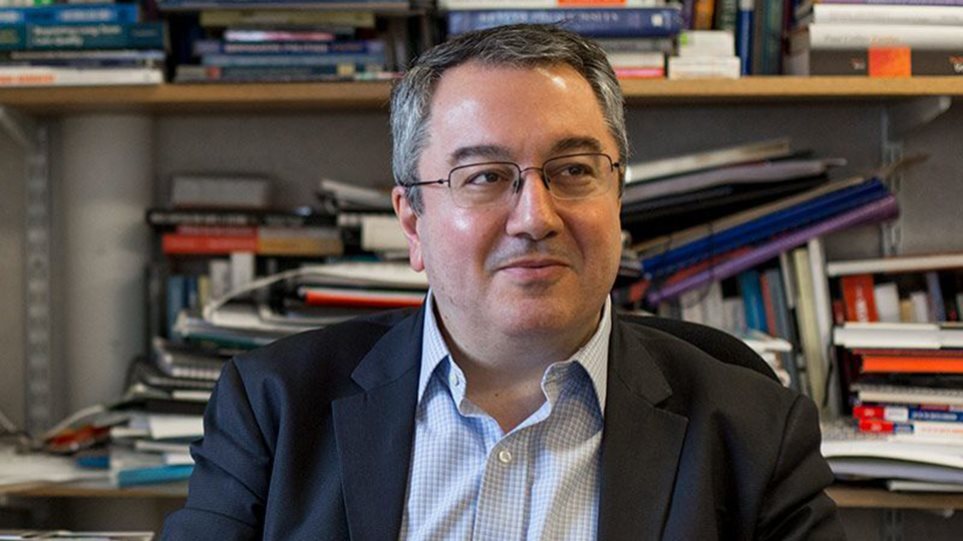 Ηλίας Μόσιαλος: Τρίτη δόση εμβολίου για την Όμικρον – Νοσείς ευκολότερα, αλλά ηπιότερα