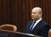 Ναφτάλι Μπένετ: Έγινε ο πρώτος πρωθυπουργός του Ισραήλ που επισκέπτεται τα Εμιράτα