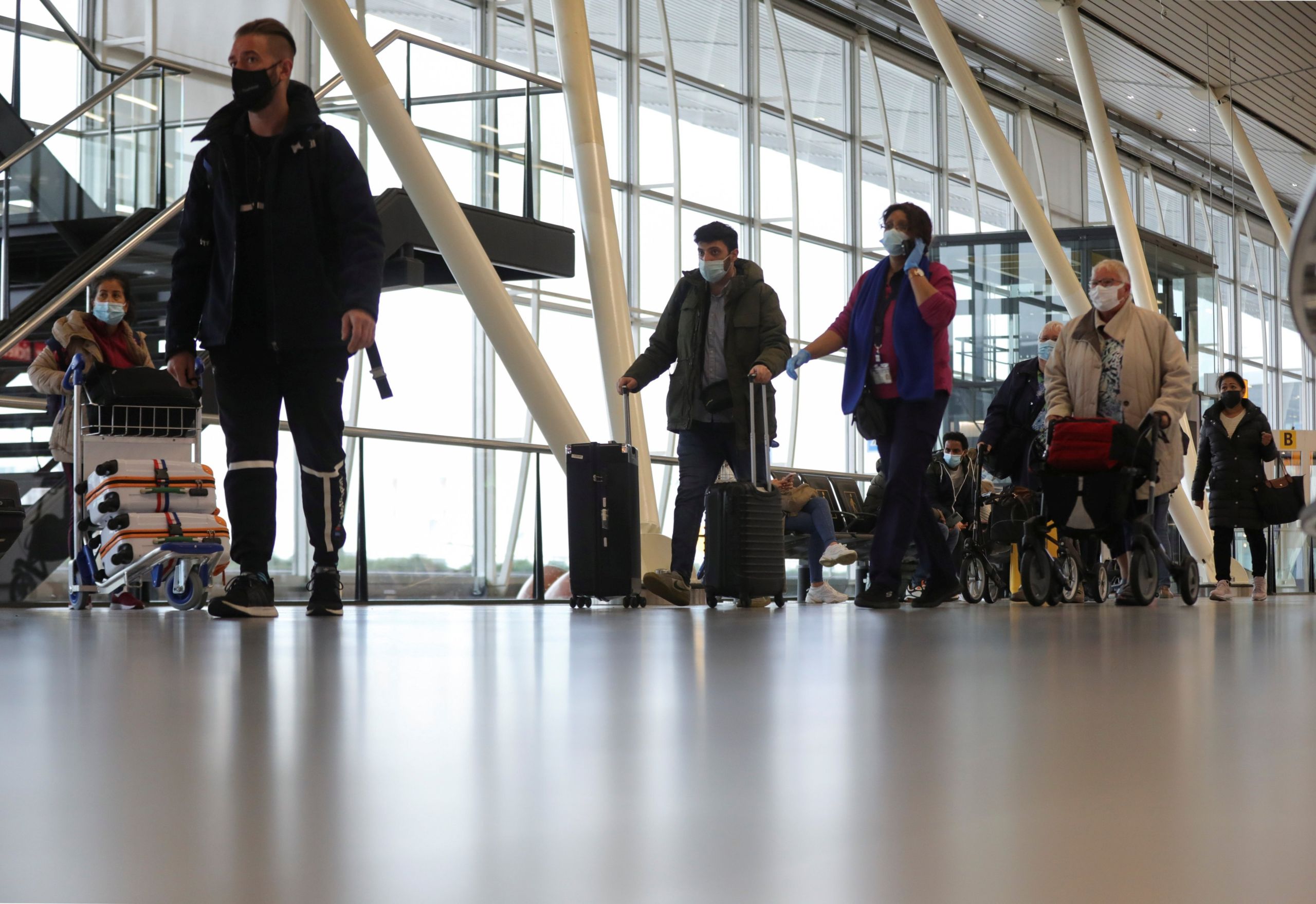 Ολλανδία: Όλοι οι επιβάτες από τη Νότια Αφρική που μολύνθηκαν με την παραλλαγή Όμικρον ήταν εμβολιασμένοι