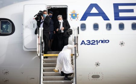 Πάπας Φραγκίσκος: Σκόνταψε ανεβαίνοντας στο αεροπλάνο