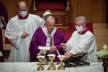 Πάπας Φραγκίσκος: Τέλεσε Θεία Λειτουργία στο Μέγαρο Μουσικής