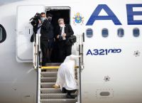 Πάπας Φραγκίσκος: Σκόνταψε ανεβαίνοντας στο αεροπλάνο