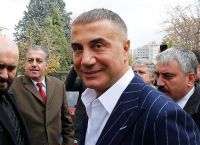 Πεκέρ: Ένταλμα σύλληψης για τον Τούρκο αρχιμαφιόζο που είχε τον Ερντογάν στο στόχαστρο Πεκέρ: Ένταλμα σύλληψης για τον Τούρκο αρχιμαφιόζο που είχε τον Ερντογάν στο στόχαστρο