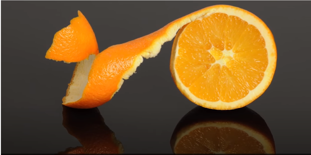 Ο απίστευτος λόγος που πρέπει να βάζουμε φλούδες πορτοκαλιού στα παπούτσια μας 