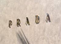 Ιταλία: H Prada στρέφεται στα ρούχα από δεύτερο χέρι