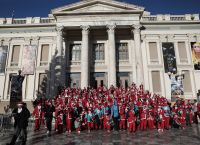 Santa Run Piraeus 2021: «Πλημμύρισε» από Άγιους Βασίληδες ο Πειραιάς