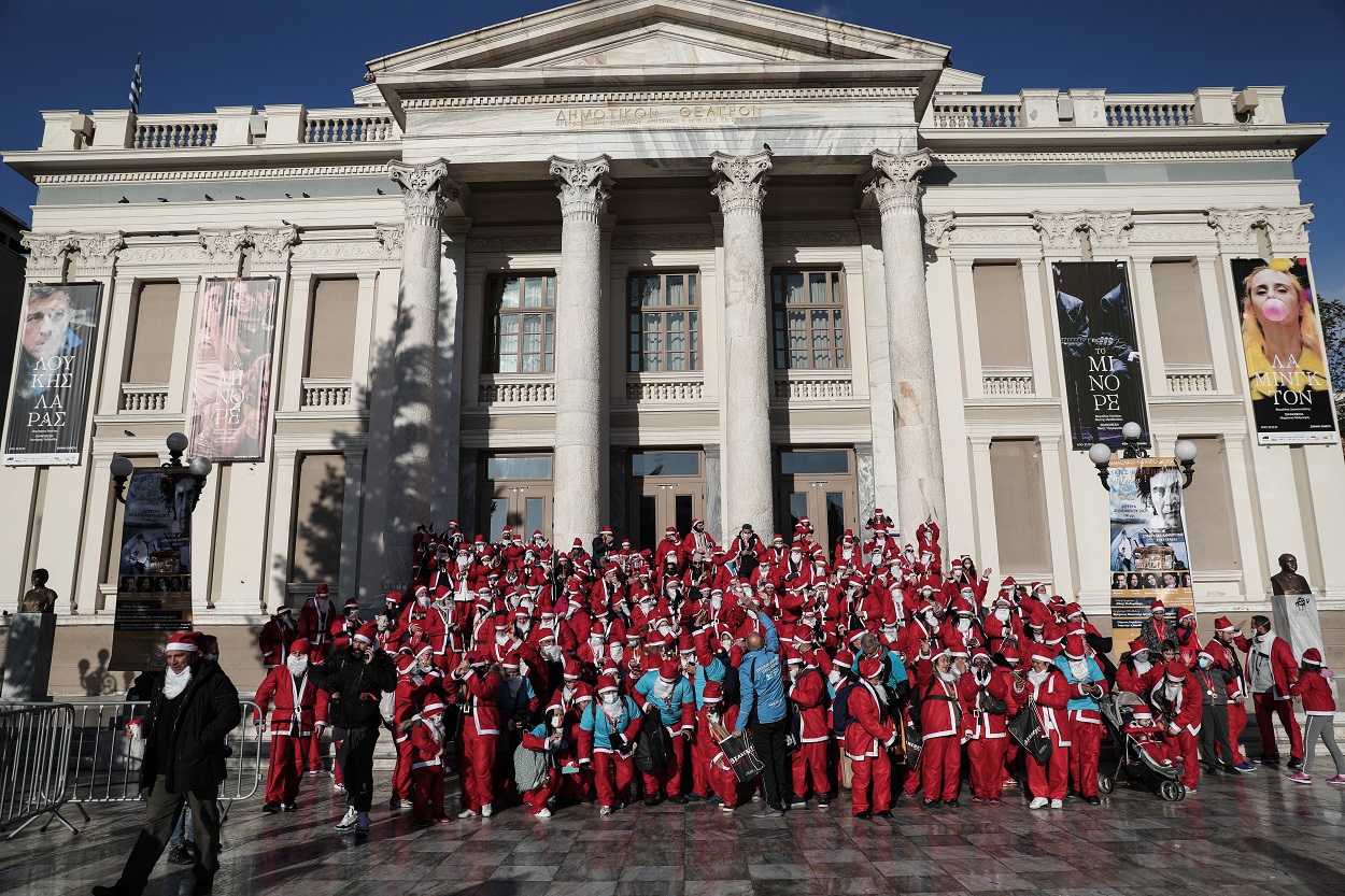 Santa Run Piraeus 2021: «Πλημμύρισε» από Άγιους Βασίληδες ο Πειραιάς