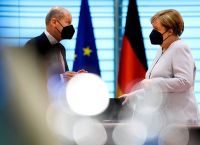 Μέρκελ σε Σολτς:  Να οδηγείς τη χώρα με «καλό χέρι»