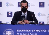 Θάνος Πλεύρης: Οι εξαιρέσεις για το πρόστιμο των ανεμβολίαστων
