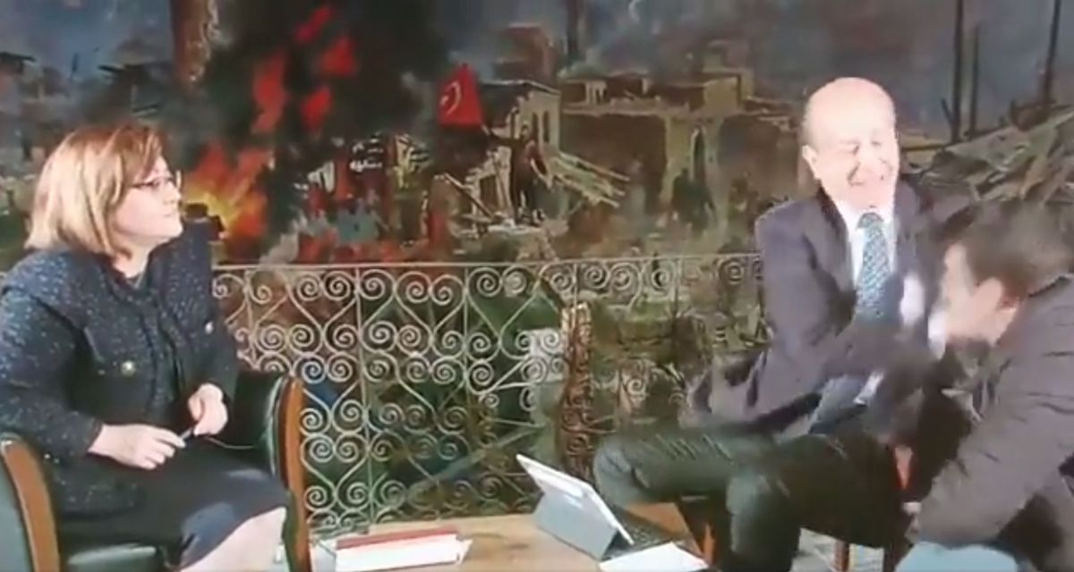 Τουρκία: Καρέ καρέ ο παρουσιαστής χαστουκίζει τον τεχνικό