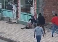 Τουρκία: Σέρνει την πρώην σύζυγό του στον δρόμο και τη μαχαιρώνει μπροστά σε όλο τον κόσμο Τουρκία: Σέρνει την πρώην σύζυγό του στον δρόμο και τη μαχαιρώνει μπροστά σε όλο τον κόσμο