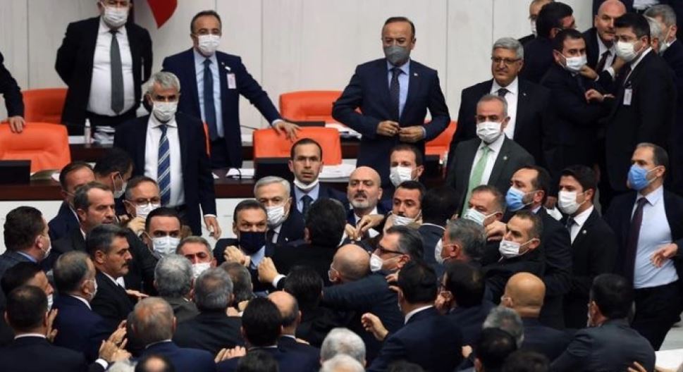 Νέα επεισόδια στην τουρκική Βουλή