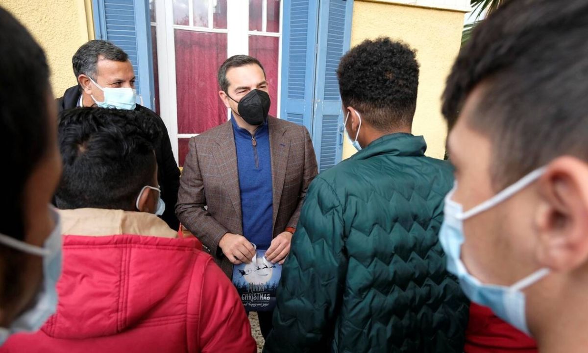 Αλέξης Τσίπρας: Μοίρασε δώρα σε ανήλικα προσφυγόπουλα