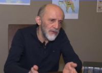 Μάνος Βακούσης: «Έβαφα και φρόντιζα νεκρούς, έφυγα όταν μου έφεραν μια γειτόνισσα, τη Ματίνα»